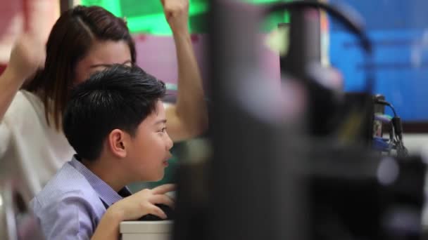 Asiático niño mirando el ordenador en la biblioteca con su maestro en la escuela primaria — Vídeos de Stock