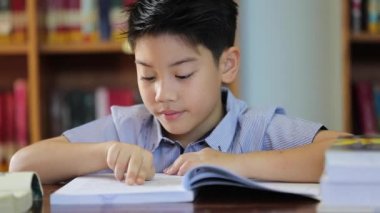 küçük Asyalı erkek arı okuma, Kütüphane Tayland ile sıkılmış