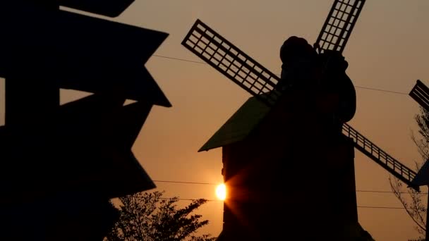 Silueta větrného mlýna s západem slunce . — Stock video