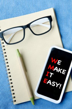 defter kağıt smartphone ve gözlük Kırtasiye