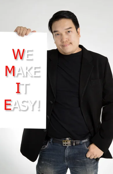 Homem asiático de fato preto com NÓS FAZEMOS É FÁCIL! mensagem no quadro branco — Fotografia de Stock