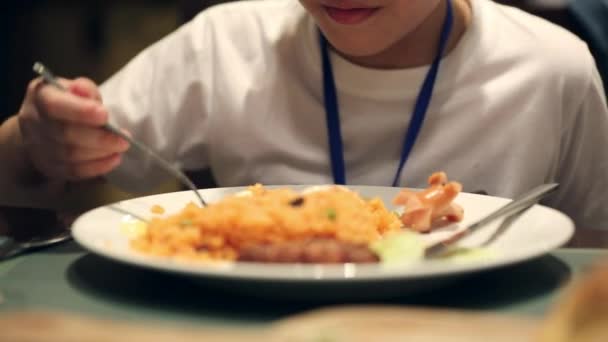 Pouco asiático menino comer frito arroz  . — Vídeo de Stock