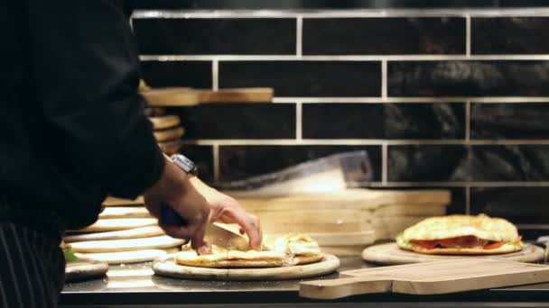 Chef cuisinier de pizza fait dans la cuisine — Video