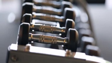 Modern spor kulübü spor dumbbells kauçuk. Ağırlık terbiye ekipman. Hareketli kamera