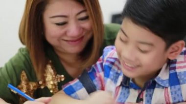 Mutlu Asya Aile çocuk ve cep telefonu görünümlü ve çizim birlikte üst