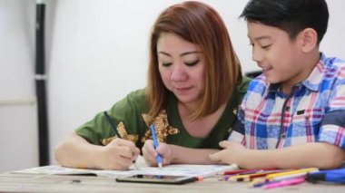 Mutlu Asya Aile çocuk ve cep telefonu görünümlü ve çizim birlikte üst