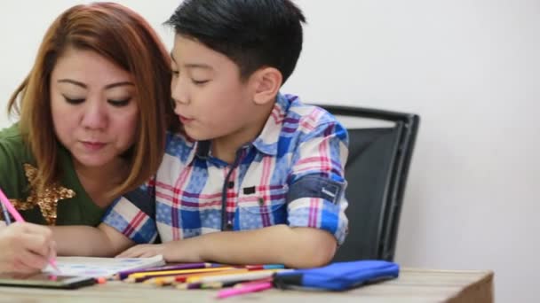 Счастливый азиатский мальчик семьи и родитель ищет мобильный телефон и рисунок вместе — стоковое видео