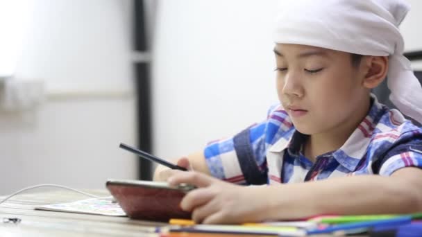 Little asian boy looking cellphone and drawing . — Stock Video