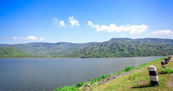 Tijd vervallen video van Thailand highland landschap. Zonnestralen vegen door de wolken. — Stockvideo