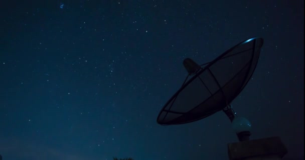 Sterrenhemel draaien ruimte Astrofotografie timelapse met satellietschotel communicatietechnologie netwerk . — Stockvideo