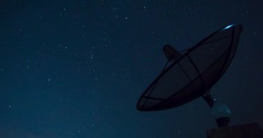 Yıldız Sky Turning Space Astrophotography Time Lapse Uydu çanağı iletişim teknolojisi ağı ile .