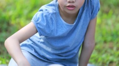 Asyalı Rahibe kameraya gülümsemek yüz ile seyir portresi