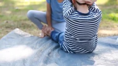 Mutlu Asya çocuklar oynarken, Bahçe