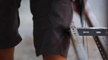 bir metal bir el testeresi ile kesme onun atölye işçisi unidentify