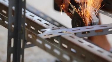 metal konstrüksiyon ile bir Daire Testere Bileme çalışan unidentify