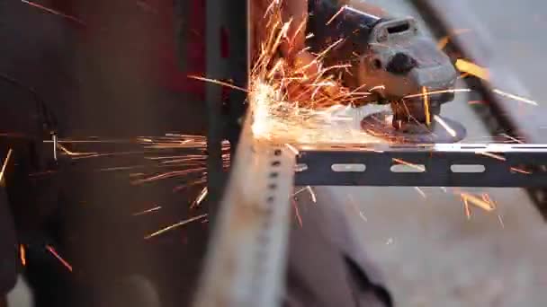 Неопознанный рабочий шлифовальной металлической конструкции с циркулярной пилой — стоковое видео