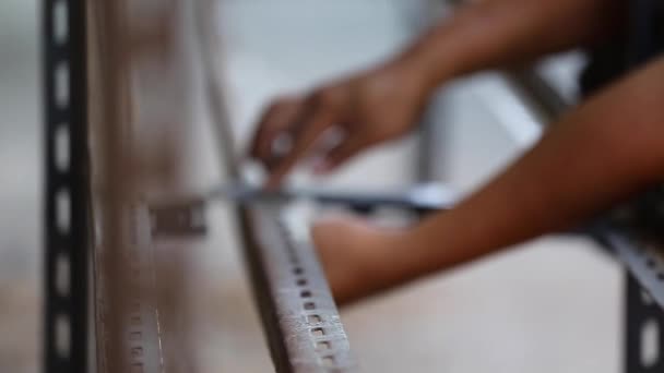 Невизначений працівник Чоловік міцні зношені руки відкручує затвор ключа — стокове відео