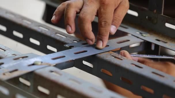 Unbekannte Arbeiter Mann starke Arbeit getragenen Händen schraubt die mit einem Schraubenschlüssel Bolzen — Stockvideo