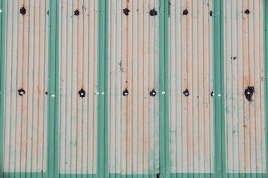 Bir paslı oluklu demir metal çit yakın çekim / duvar çinko