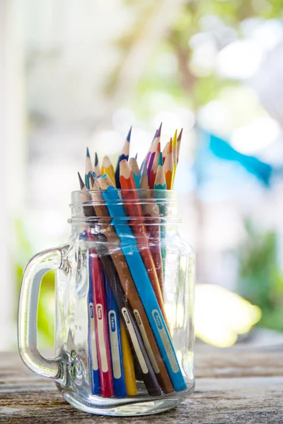 Glas burk som innehåller färgade pennor sett från ovan. / färgade pe — Stockfoto