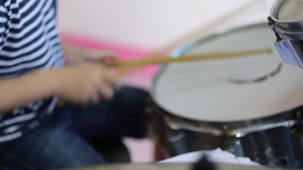 Gros plan de asiatique enfant batteur pratiquant pour une performance — Video