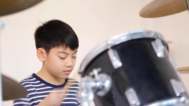 アジア子供ドラマーのパフォーマンスのための練習のクローズ アップ — ストック動画