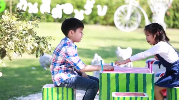 Asijské bratr a sestra spolu hrají plastové hračky — Stock video
