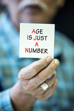 Asyalı yaşlı adam kartını yaş değil adil A numarası metin ile gösterir