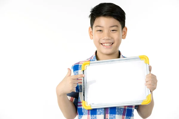 Aziatisch jongen is kleine glimlach met leeg wit bord en zoek cam — Stockfoto