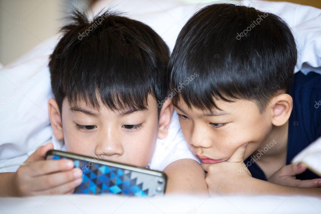 Asiatische Jungs von weiß