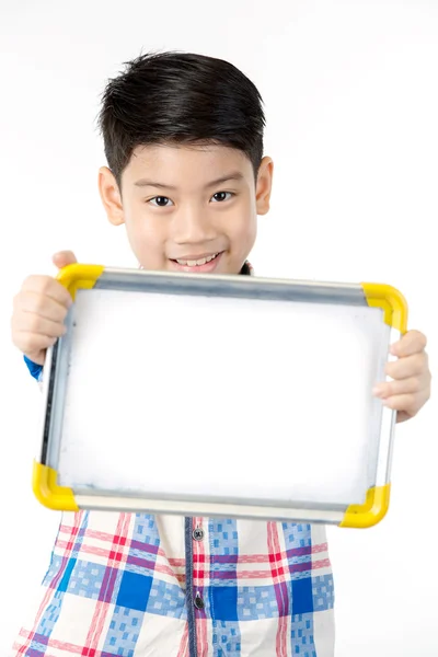 Aziatisch jongen is kleine glimlach met leeg wit bord en zoek cam — Stockfoto