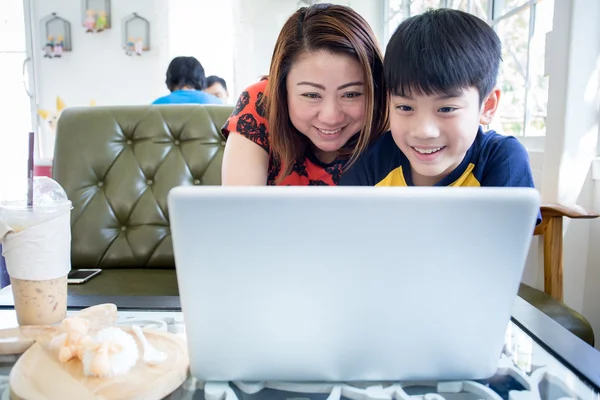 Ázsiai anya és fia ülő-on iskolapad használ a Laptop otthon — Stock Fotó
