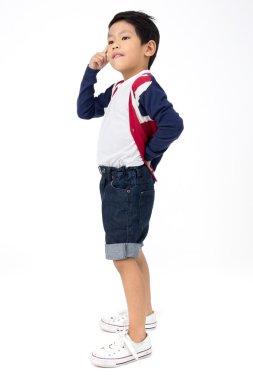 Mutlu Asyalı çocuk portresi düşünme 