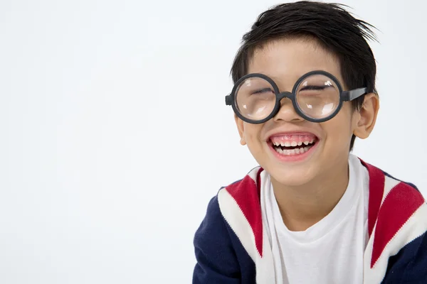 Retrato de feliz asiático menino ware óculos — Fotografia de Stock