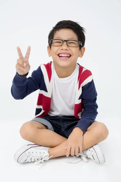 Retrato de feliz asiático menino sentado e rir — Fotografia de Stock