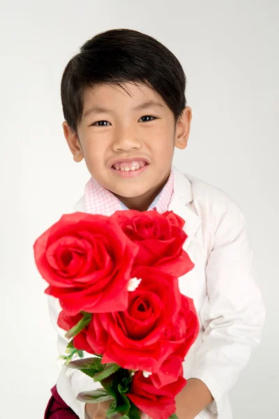 Piccolo ragazzo asiatico in abito vintage con rosa rossa — Foto Stock