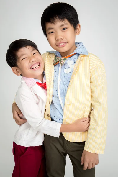 Piccoli ragazzi asiatici in abito vintage con volto sorridente — Foto Stock