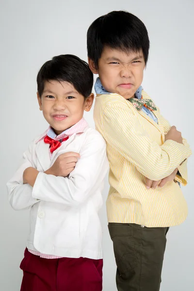 Piccoli ragazzi asiatici in abito vintage con volto sorridente — Foto Stock