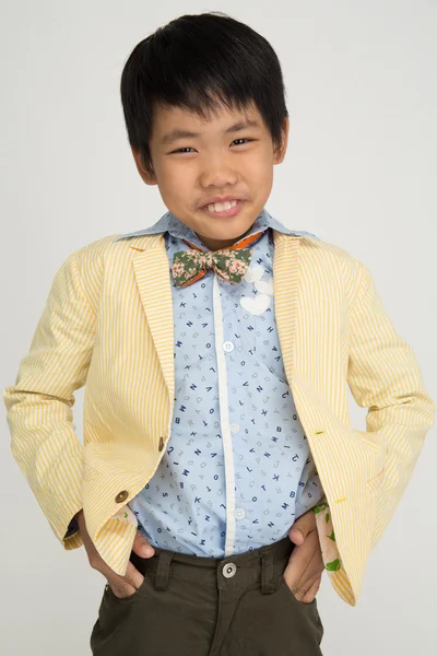 Piccolo asiatico ragazzo in vintage vestito con sorriso faccia — Foto Stock