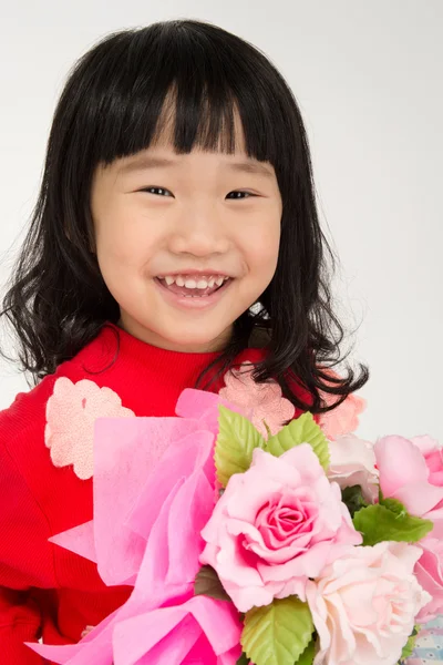 Asijské dítě šťastné ruce drží růže kytice — Stock fotografie