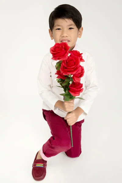 Piccolo ragazzo asiatico in abito vintage con rosa rossa — Foto Stock