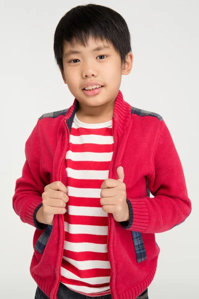 Портрет азиатского счастливого мальчика, смотрящего в камеру — стоковое фото