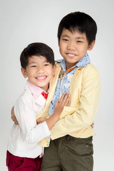 Pequeños chicos asiáticos en traje vintage con cara de sonrisa —  Fotos de Stock