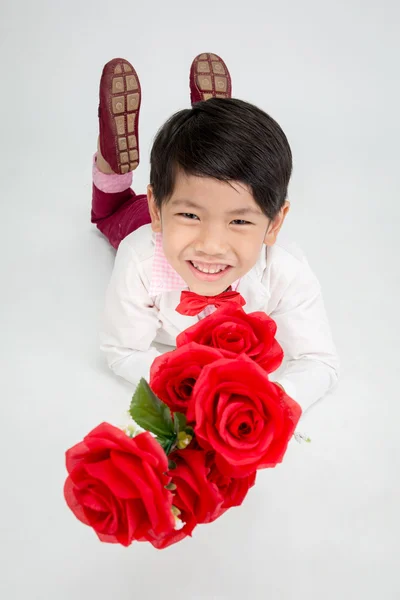 Asijské chlapec v ročníku obleku s rudou růži — Stock fotografie
