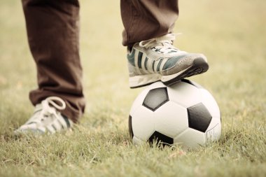 Ayak üstünde tepe-in futbol topu yakın çekim