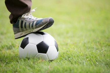 Ayak üstünde tepe-in futbol topu yakın çekim