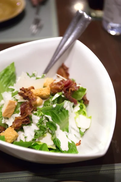 Insalata di spinaci e pane su piatto bianco — Foto Stock