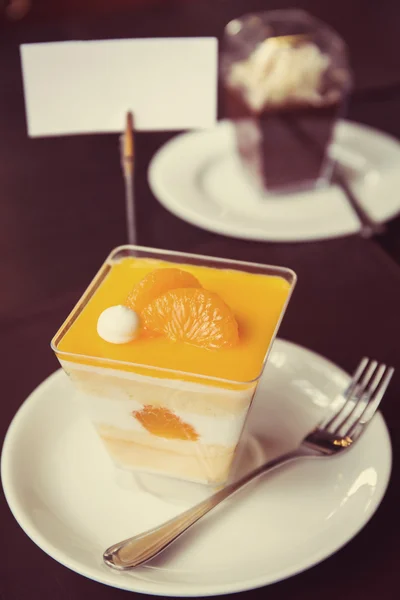 Zelfgemaakte oranje Cupcake in witte schotel . — Stockfoto