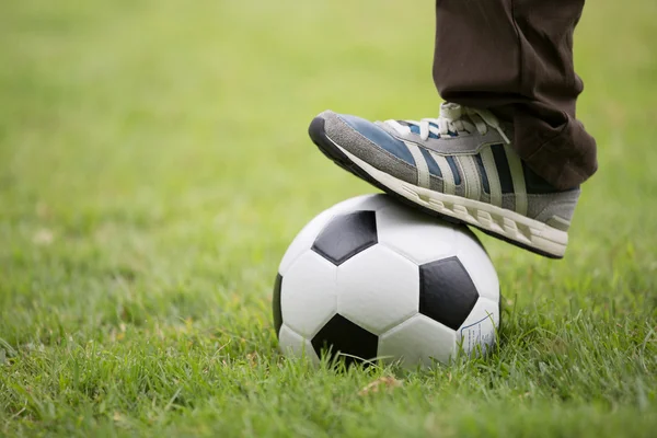 Ayak üstünde tepe-in futbol topu yakın çekim