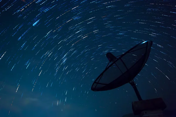 Piatto satellitare e Star Trails. Cielo blu . — Foto Stock